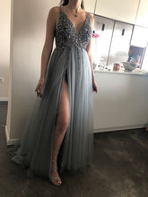 Load image into Gallery viewer, Beading Prom Dresses Long 2020 V Neck Light Gray High Split Tulle Sweep Train Sleeveless Evening Gown A-Line Backless Vestido De