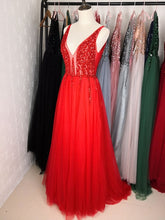 Load image into Gallery viewer, Beading Prom Dresses Long 2020 V Neck Light Gray High Split Tulle Sweep Train Sleeveless Evening Gown A-Line Backless Vestido De